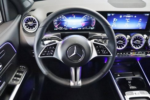 Used 2025 Mercedes-Benz GLB 250 4MATIC image 5