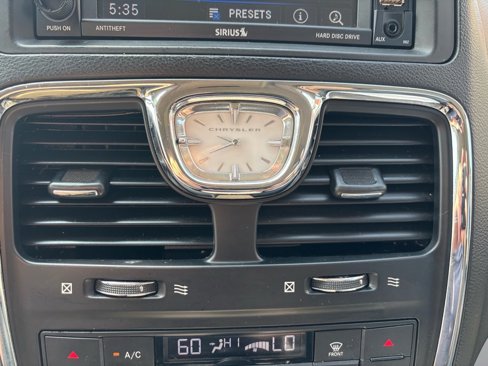 Used 2016 Chrysler Town & Country Touring image 36