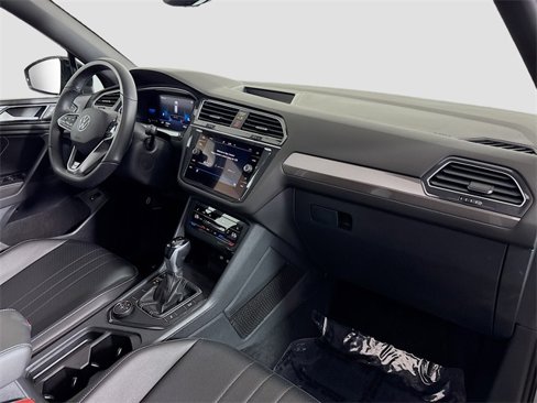 Certified 2022 Volkswagen Tiguan SE R-Line image 29