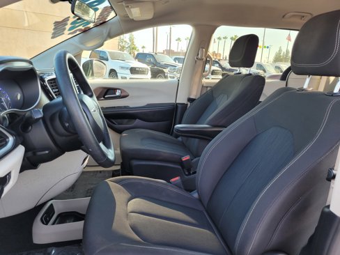 Used 2020 Chrysler Voyager L image 10