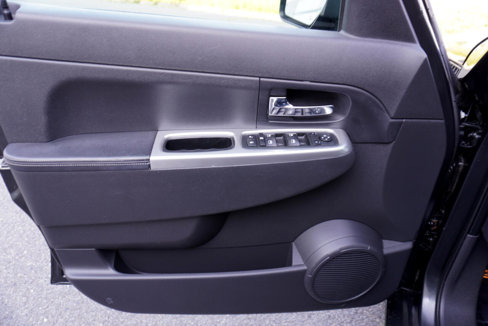 Used 2010 Jeep Liberty Limited w/ Tire & Wheel Group image 11