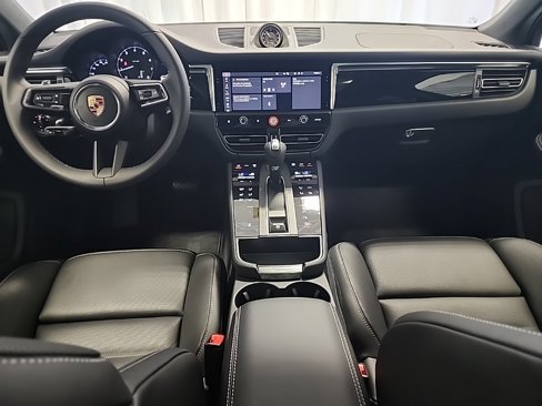 Used 2025 Porsche Macan image 11