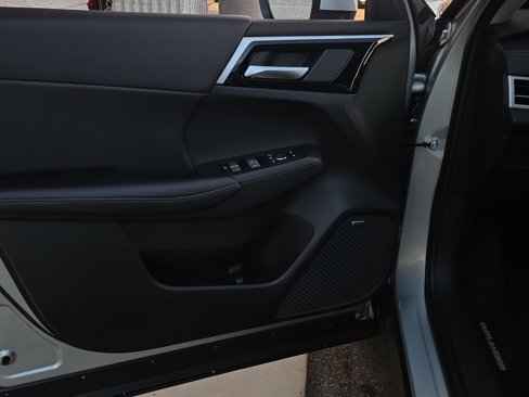 New 2025 Mitsubishi Outlander SE image 6