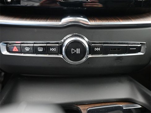 Used 2022 Volvo XC60 B5 Momentum w/ Climate Package image 12