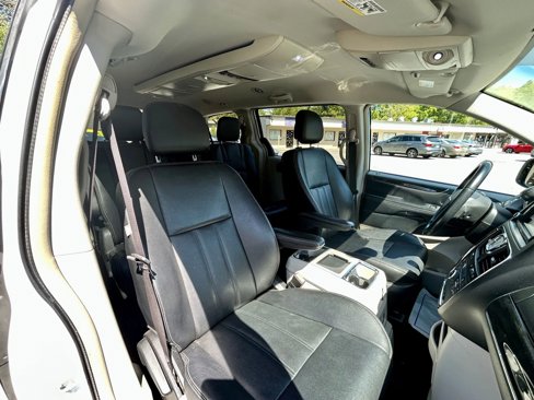 Used 2016 Chrysler Town & Country Touring image 18