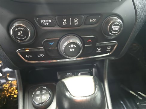 Used 2015 Jeep Cherokee Trailhawk w/ Cold Weather Group image 17