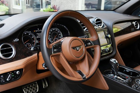 Used 2017 Bentley Bentayga image 13