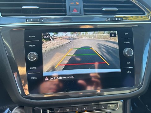 Used 2021 Volkswagen Tiguan SE w/ Panoramic Sunroof Package image 17