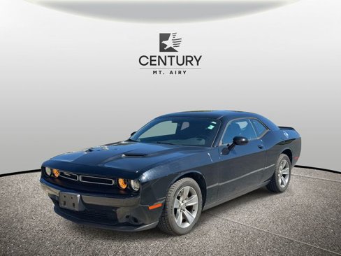 Used 2017 Dodge Challenger SXT image 3