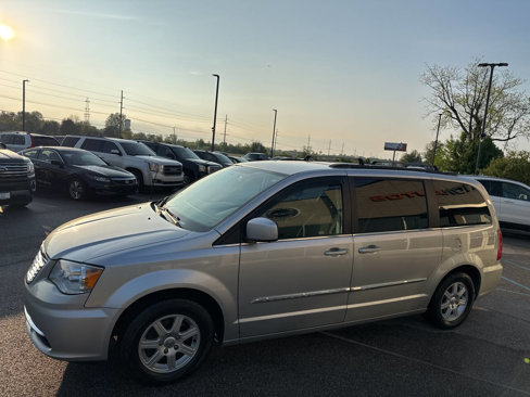 Used 2011 Chrysler Town & Country Touring image 8