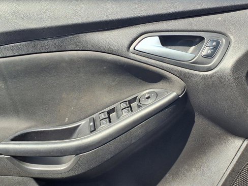 Used 2016 Ford Focus SE w/ SE Winter Package image 19
