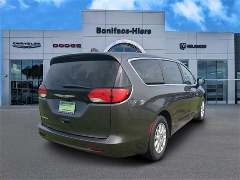 Used 2022 Chrysler Voyager LX image 4