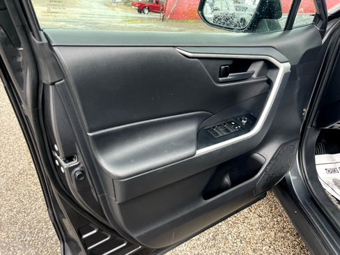 Used 2021 Toyota RAV4 LE image 9