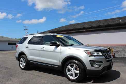 Used 2017 Ford Explorer XLT w/ Equipment Group 202A image 2