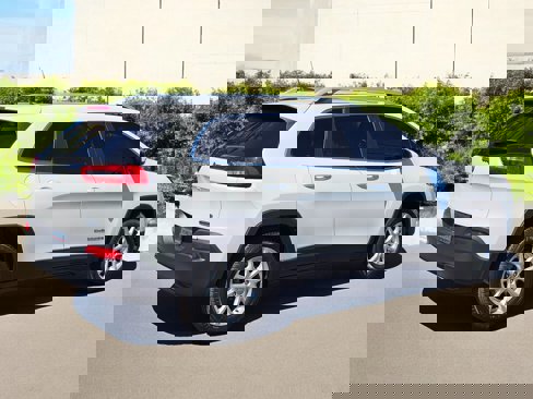 Used 2018 Jeep Cherokee Latitude Plus image 2