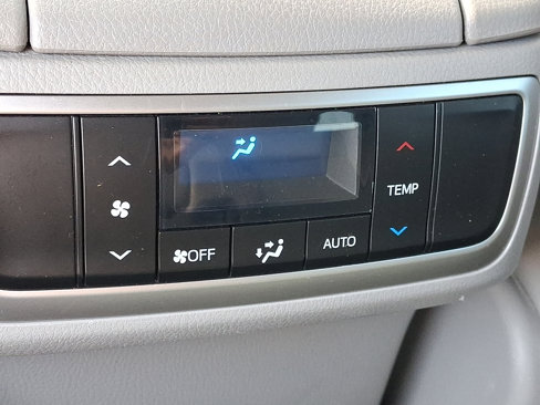 Used 2016 Toyota Highlander XLE image 11