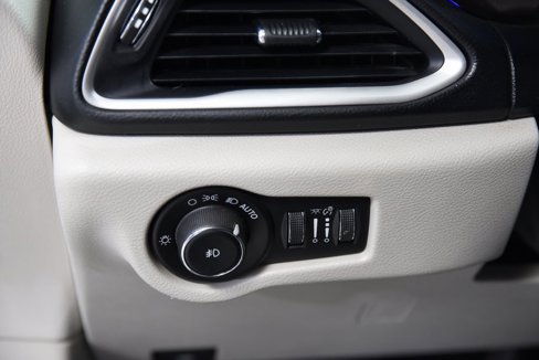 Used 2017 Chrysler Pacifica Touring-L image 16