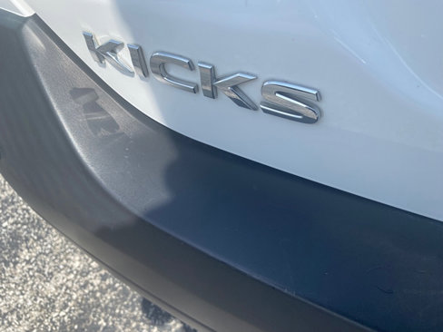 Used 2020 Nissan Kicks S image 9