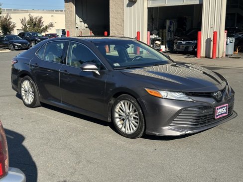 Used 2018 Toyota Camry XLE image 3
