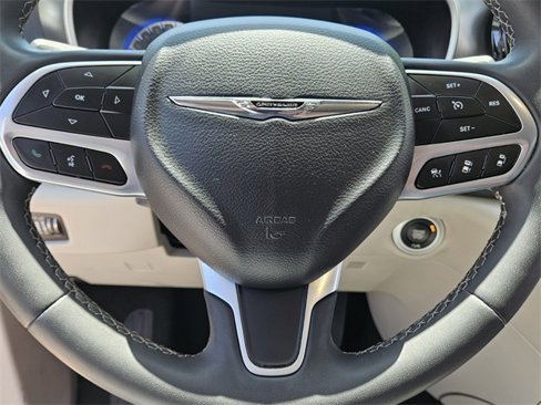 Used 2023 Chrysler Pacifica Touring-L image 11