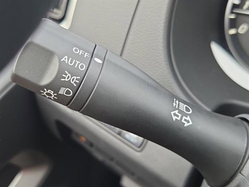 Used 2025 Nissan Frontier SV image 30