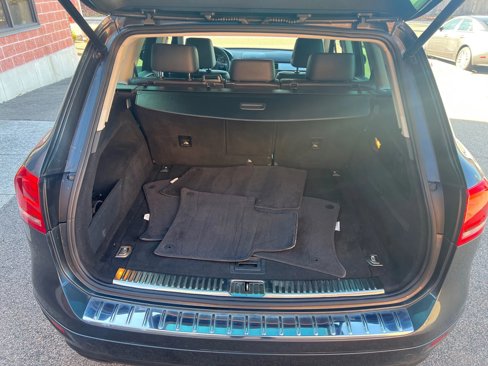 Used 2013 Volkswagen Touareg Sport image 11