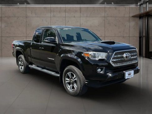 Used 2017 Toyota Tacoma TRD Sport image 8