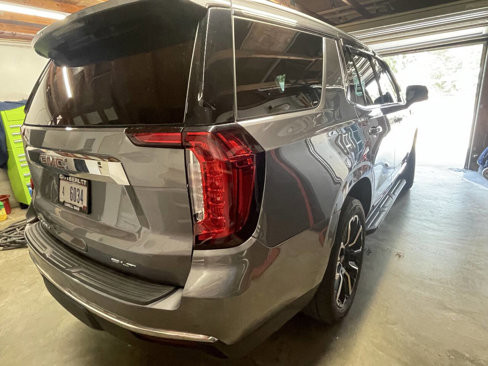 Used 2022 GMC Yukon SLT w/ SLT Premium Package image 3