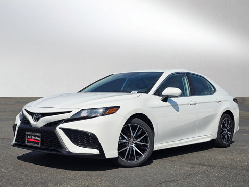 Used 2024 Toyota Camry SE image 1