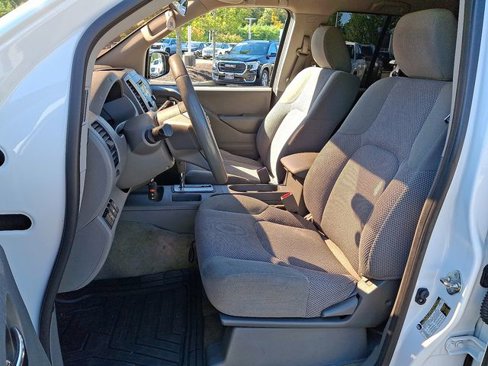 Used 2018 Nissan Frontier SV image 15