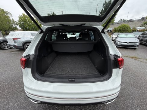Certified 2022 Volkswagen Tiguan SEL R-Line image 16