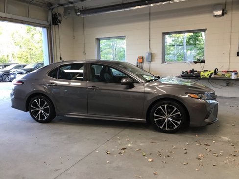 Certified 2020 Toyota Camry SE image 2