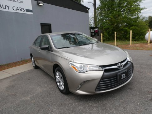 Used 2015 Toyota Camry LE image 3