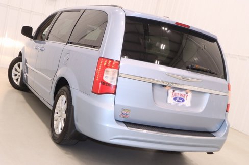 Used 2013 Chrysler Town & Country Touring image 36