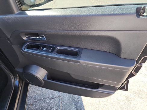 Used 2012 Jeep Liberty Sport image 26