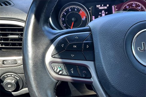 Used 2019 Jeep Cherokee Latitude Plus w/ Comfort/Convenience Group image 10