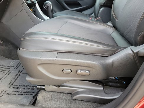 Used 2021 Chevrolet Trax LT w/ LT Convenience Package image 12