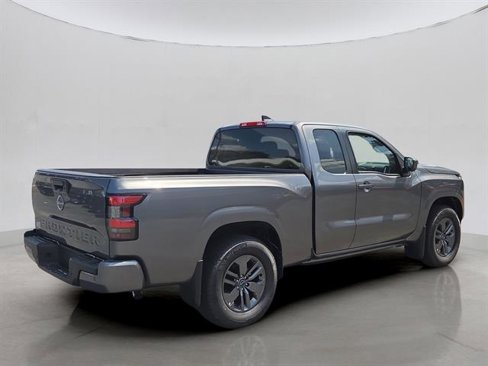 Used 2025 Nissan Frontier SV image 3