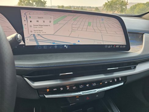Used 2025 Cadillac XT4 Sport w/ Technology Package image 18