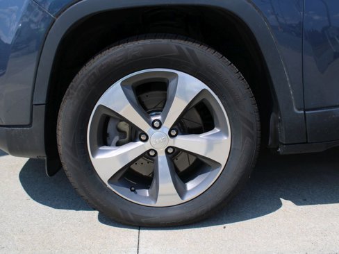 Used 2019 Jeep Cherokee Limited w/ Luxury Group image 9