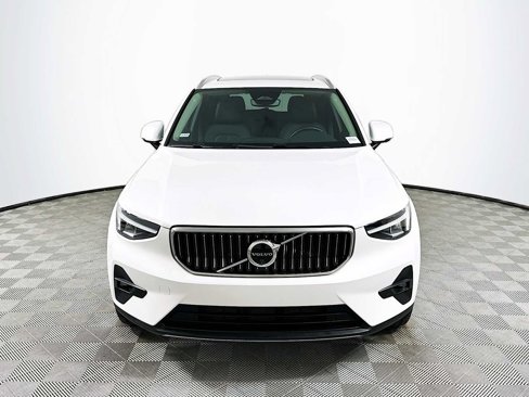 Certified 2025 Volvo XC40 B5 Plus image 2