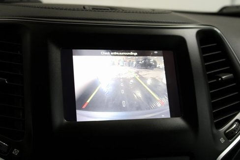 Used 2020 Jeep Cherokee Latitude Plus w/ Comfort/Convenience Group image 18