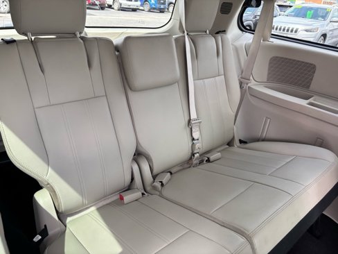 Used 2016 Chrysler Town & Country Touring image 23
