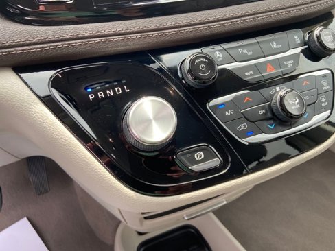 Used 2021 Chrysler Pacifica Touring image 33