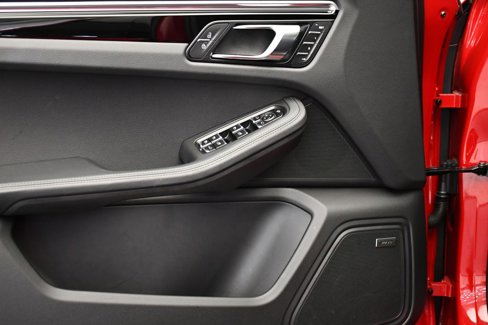 Certified 2025 Porsche Macan Turbo image 38