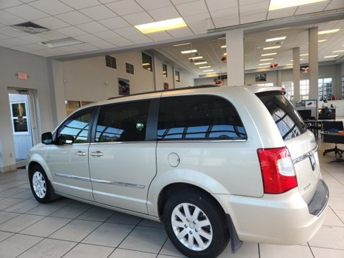 Used 2014 Chrysler Town & Country Touring image 9