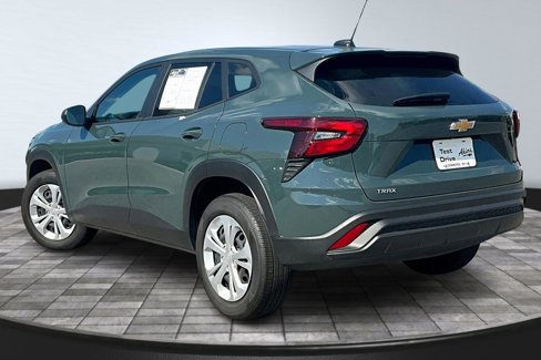 Used 2025 Chevrolet Trax LS image 4