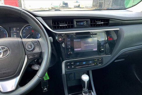 Used 2018 Toyota Corolla LE image 6