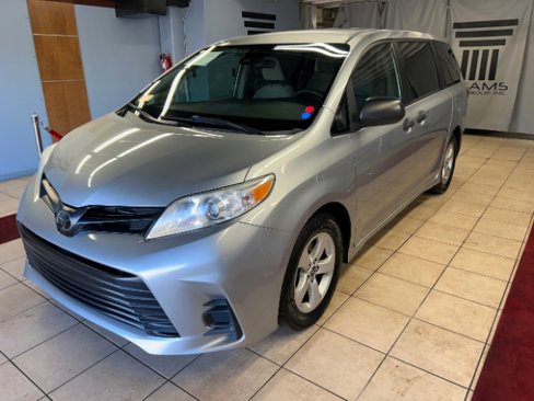 Used 2019 Toyota Sienna L image 1
