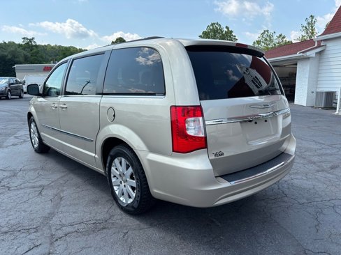Used 2015 Chrysler Town & Country Touring image 5
